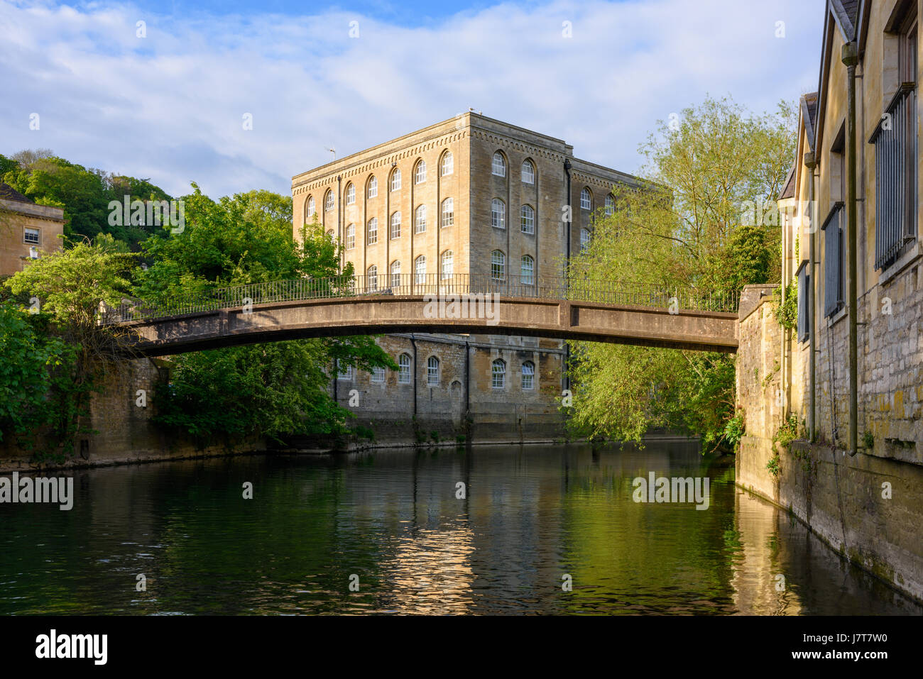 Il Mckeever ponte sopra il fiume Avon con mulino Abbazia oltre a Bradford on Avon, Wiltshire, Inghilterra. Foto Stock