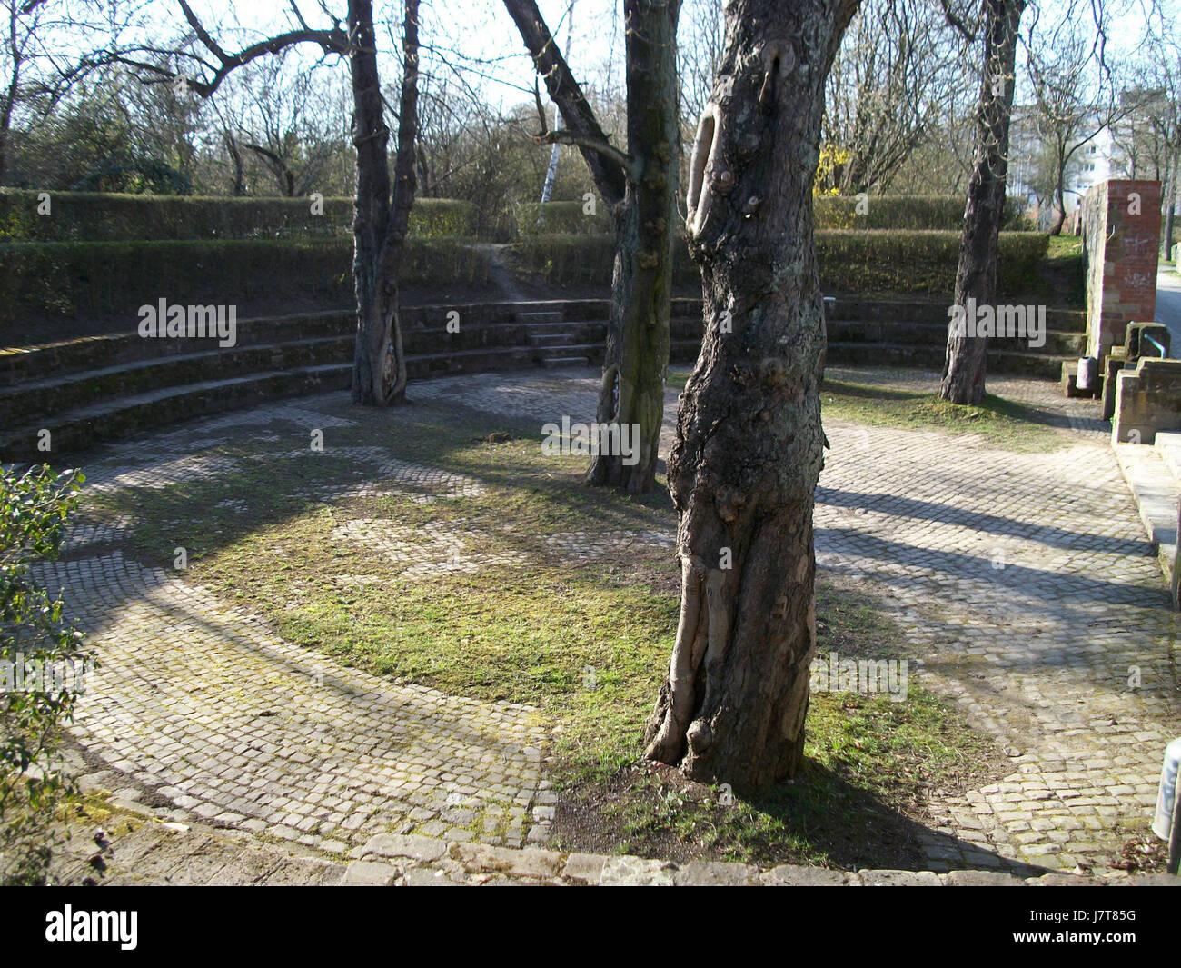 Questa immagine cattura una vista di BÃ¼rgerpark a SaarbrÃ¼cken, Germania, mostrando i suoi spazi verdi, i sentieri e il paesaggio tipico di un parco pubblico europeo. Foto Stock