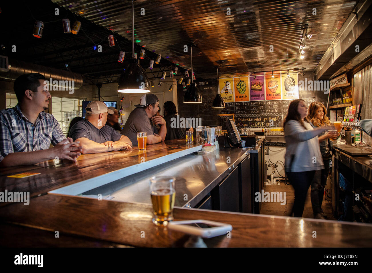 Barista versare una birra a Dallas, in Texas. Foto Stock