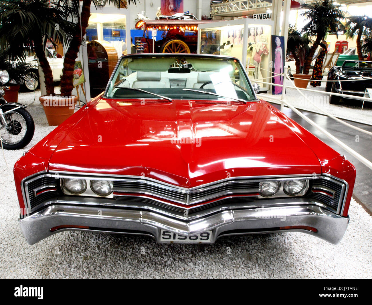 Una Chrysler 300 Convertible del 1968, una classica automobile americana, nota per il suo design elegante e le sue prestazioni potenti, rappresentativa dell'ingegneria automobilistica di fine anni '1960. Foto Stock