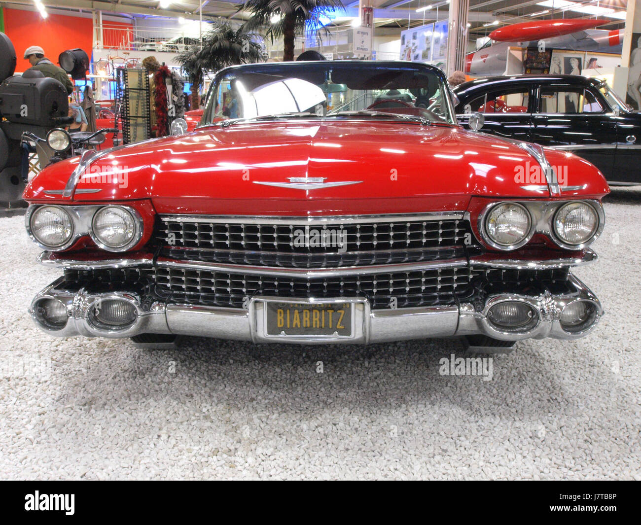 La Cadillac Eldorado Biarritz 1959 è un'auto di lusso classica, famosa per le sue iconiche pinne e il design elegante. Questo modello è un simbolo dell'ingegneria automobilistica americana e dell'apice del lusso di metà secolo. Foto Stock