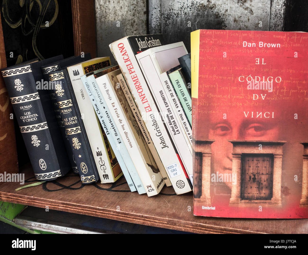 Il Codice Da Vinci ( versione spagnola) da Dan Brown nel vecchio telefono  chiosco in Spagna; convertito in libro exchange/libreria di seconda mano  libri Foto stock - Alamy