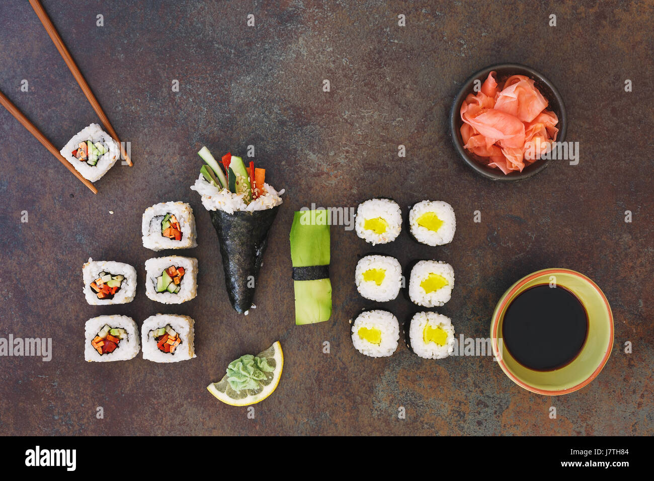Sushi vegetariano con salsa di soia,wasabi e zenzero sott'aceto, servita su pietra dello sfondo. Vista dall'alto, uno spazio vuoto Foto Stock