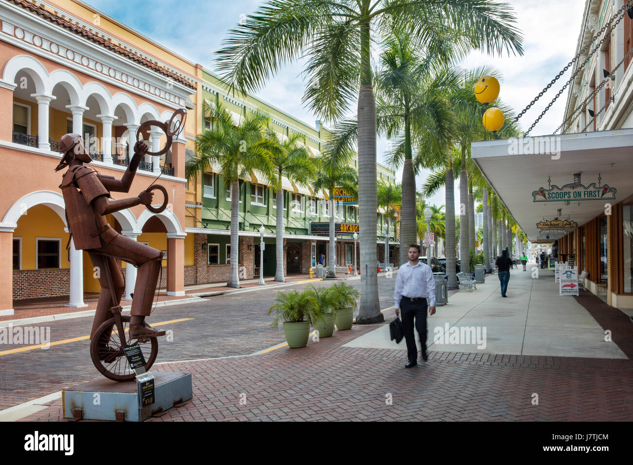 Giocoliere su un monociclo - una scultura di metallo da Edgardo Carmona su un display sidwalk sulla prima strada, Fort Myers, Florida, Stati Uniti d'America Foto Stock