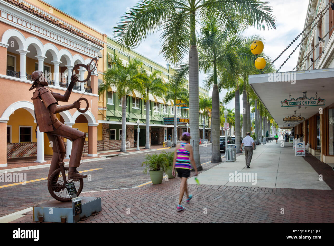 Giocoliere su un monociclo - una scultura di metallo da Edgardo Carmona su un display sidwalk sulla prima strada, Fort Myers, Florida, Stati Uniti d'America Foto Stock