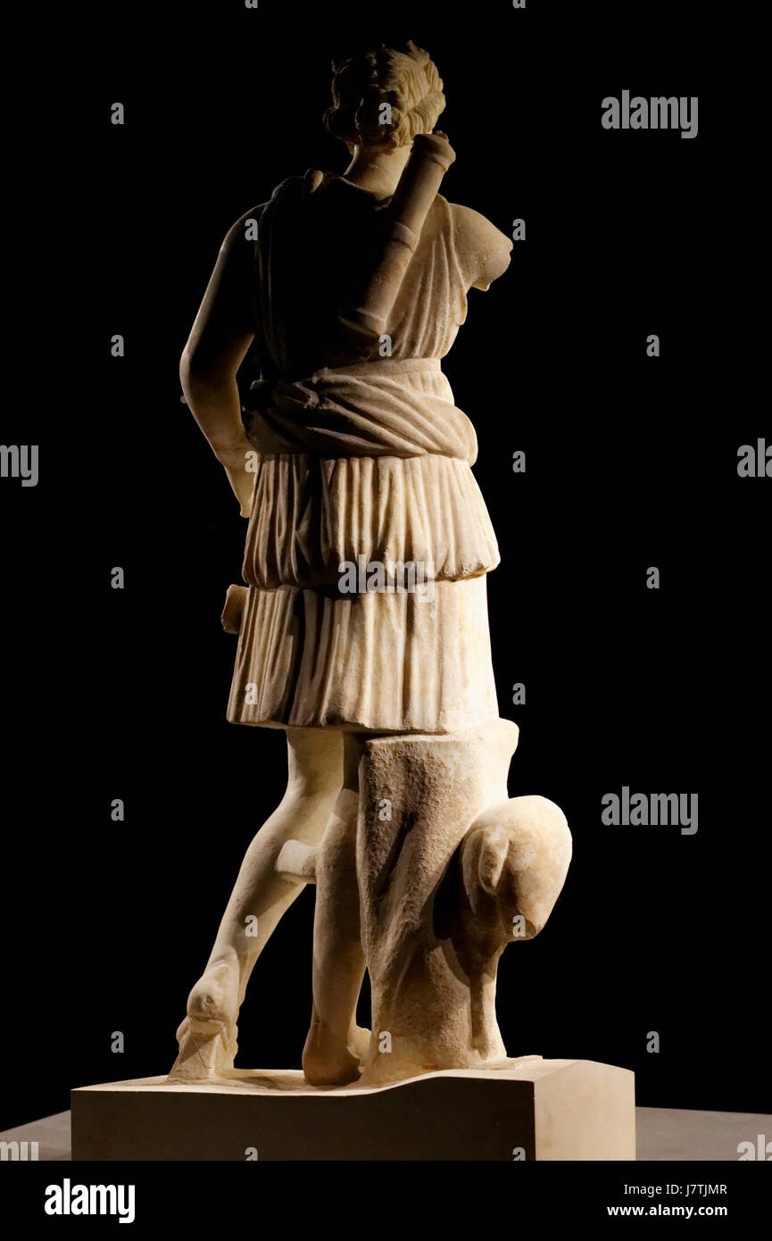 La scultura "Artemis" al Louvre (Ma2906 n05) è un'antica statua greca che rappresenta la dea Artemide. Nota per la sua dettagliata lavorazione artigianale, la scultura raffigura Artemide in una posa di caccia, evidenziando il suo ruolo di dea della caccia, della natura selvaggia e della fertilità. È un importante esempio di arte e mitologia greca classica, che mostra precisione anatomica e significato mitologico. Foto Stock