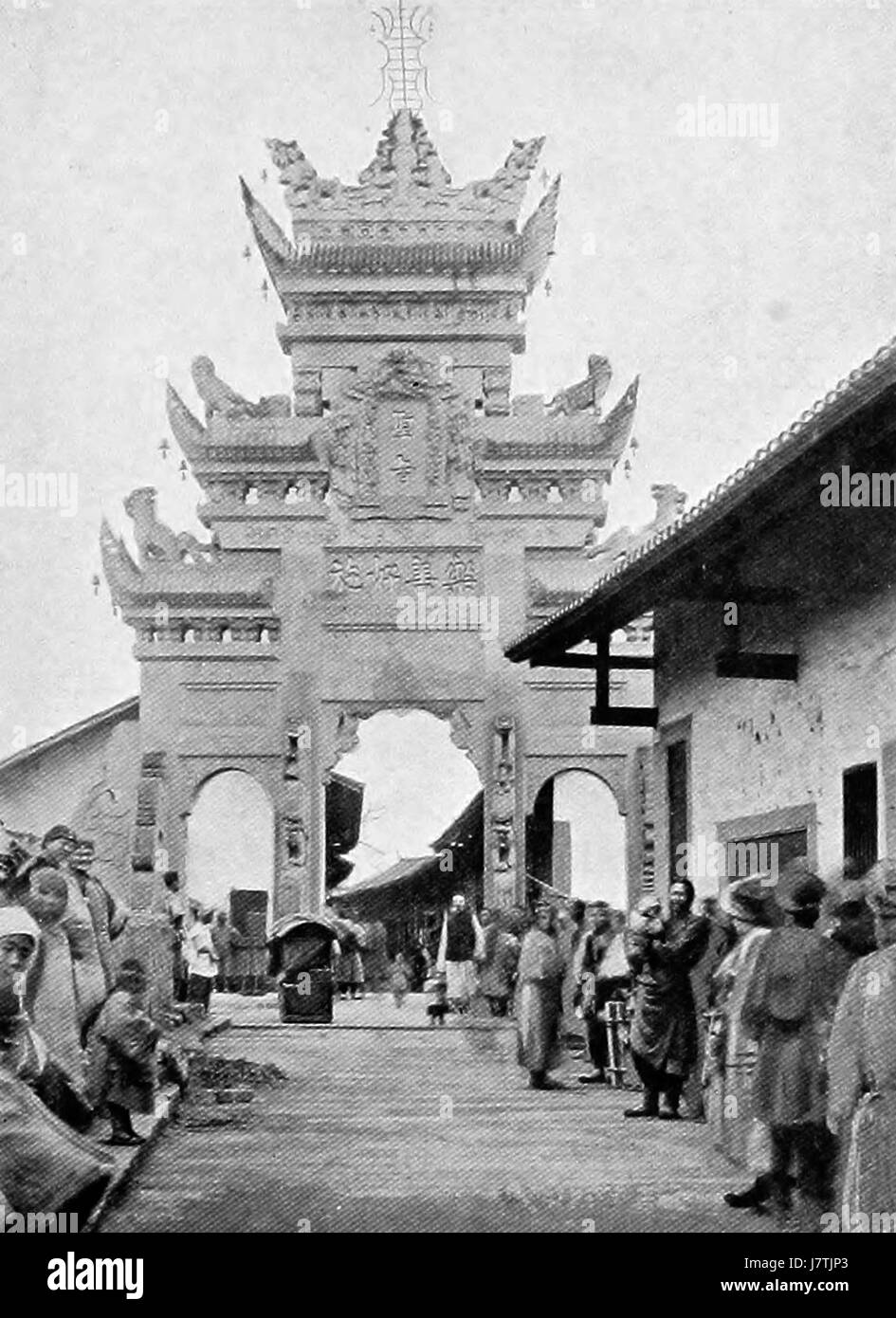 Un Pai fang, noto anche come Arco della vedova, è un elemento architettonico tradizionale cinese. È tipicamente un monumento o un arco eretto in onore di un marito defunto, spesso visto nei villaggi cinesi come simbolo di lutto e rispetto per il defunto. Foto Stock