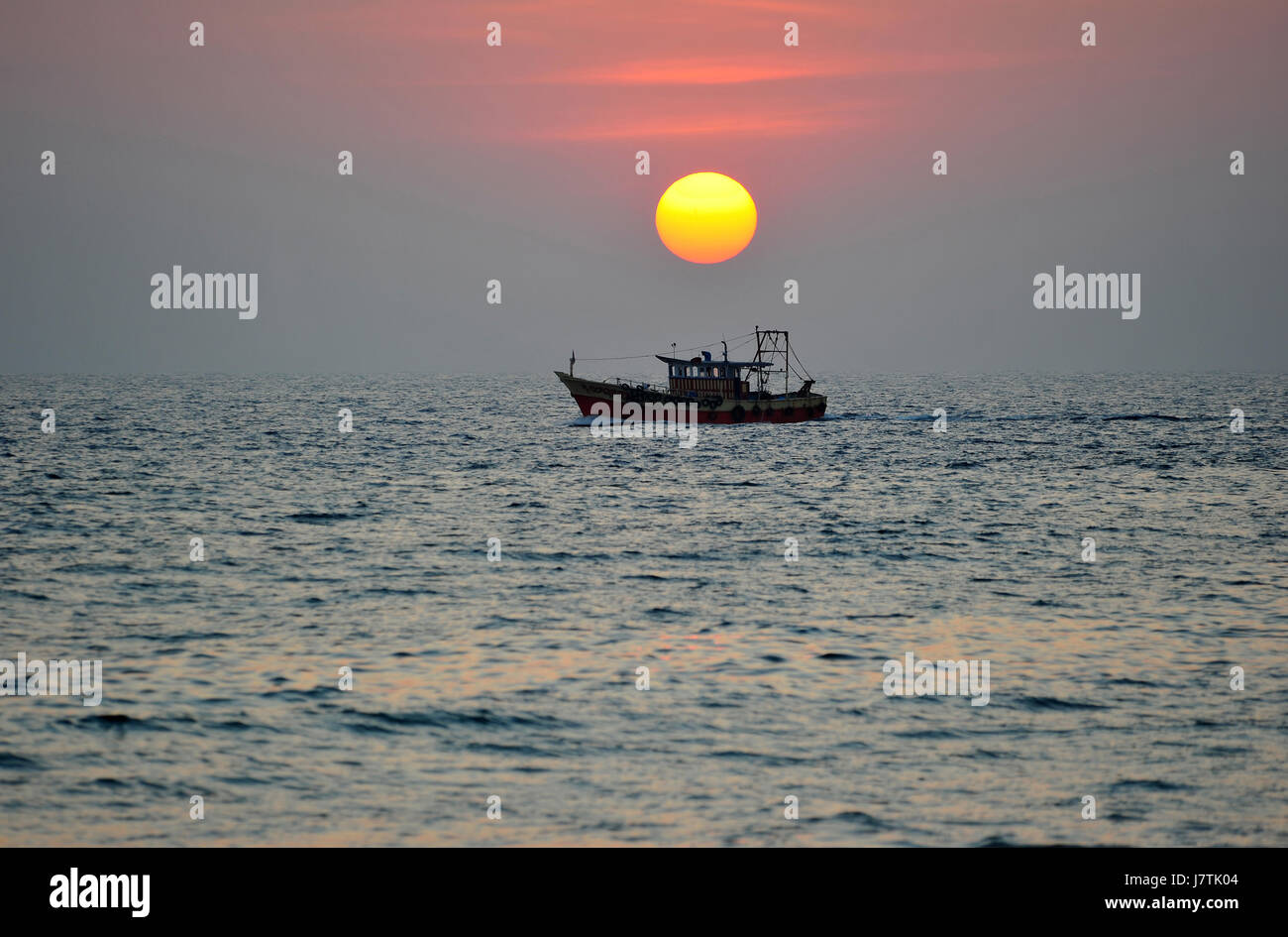 Barca da pesca in serata sole Foto Stock