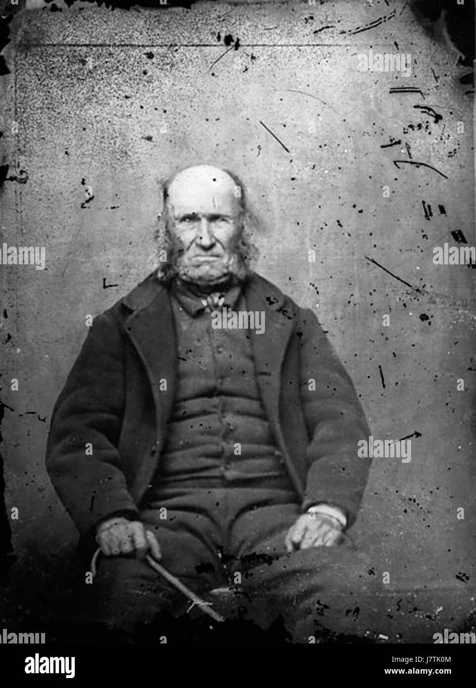 Questa è un'immagine di un vecchio, forse una rappresentazione storica o artistica. La fotografia o il ritratto cattura le sue caratteristiche in un modo che riflette l'invecchiamento e il passare del tempo. Foto Stock