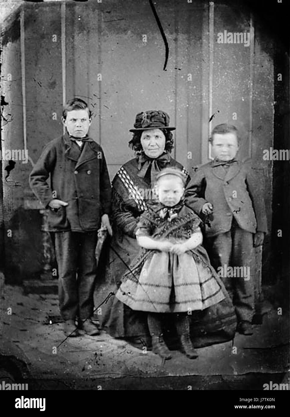 Una donna e tre bambini NLW3364736 Foto Stock