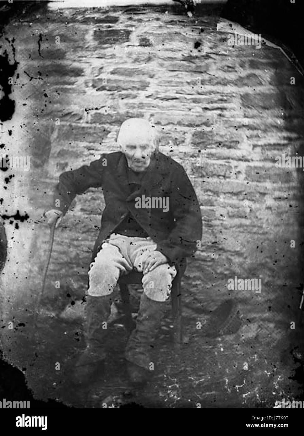 Un vecchio uomo seduto NLW3365010 Foto Stock