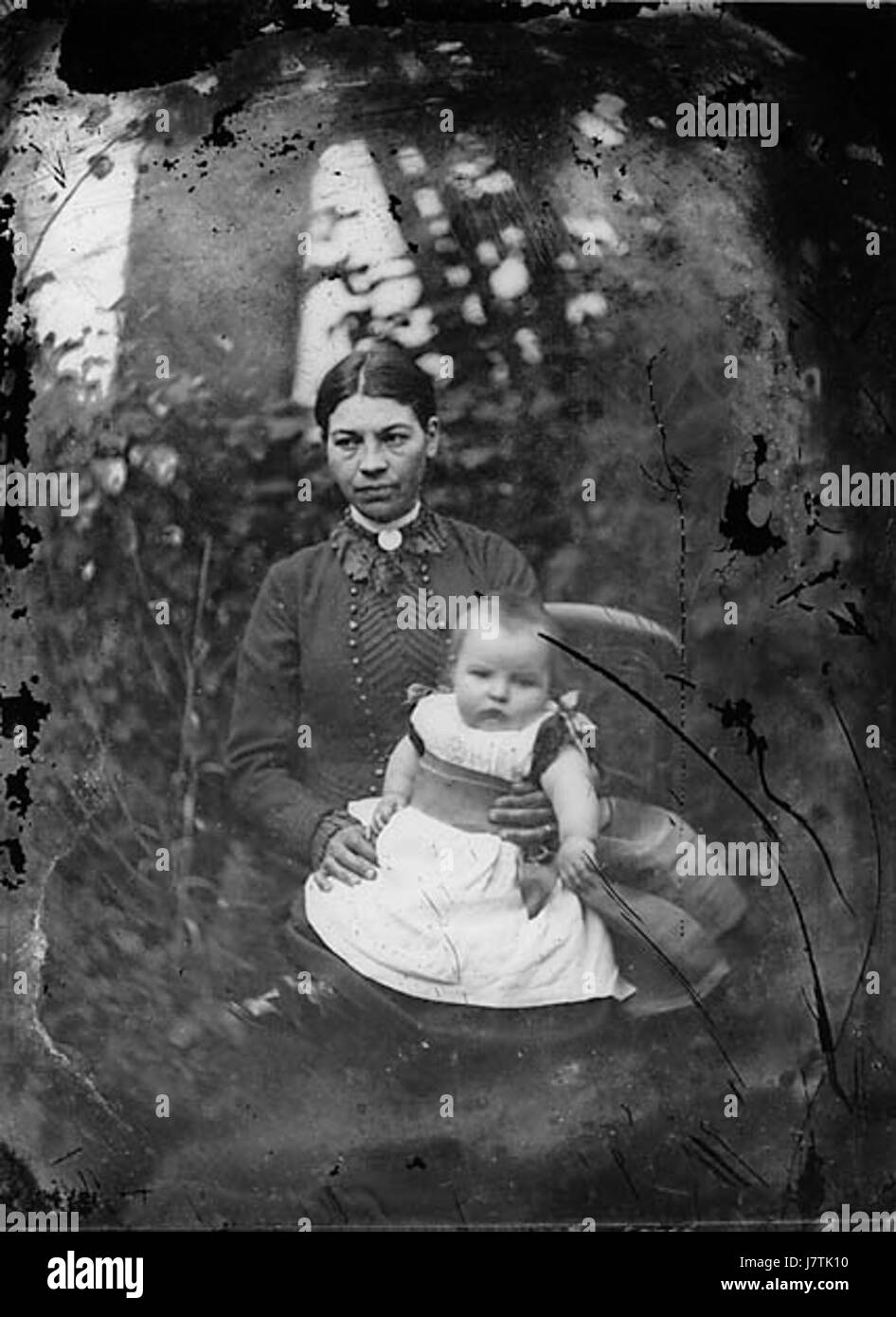 Questa opera d'arte presenta una donna e un bambino, un soggetto comune nell'arte che rappresenta temi di famiglia, maternità e cura. Il pezzo è ospitato nella National Library of Wales, che mostra la sua importanza culturale e il suo contesto storico. Foto Stock