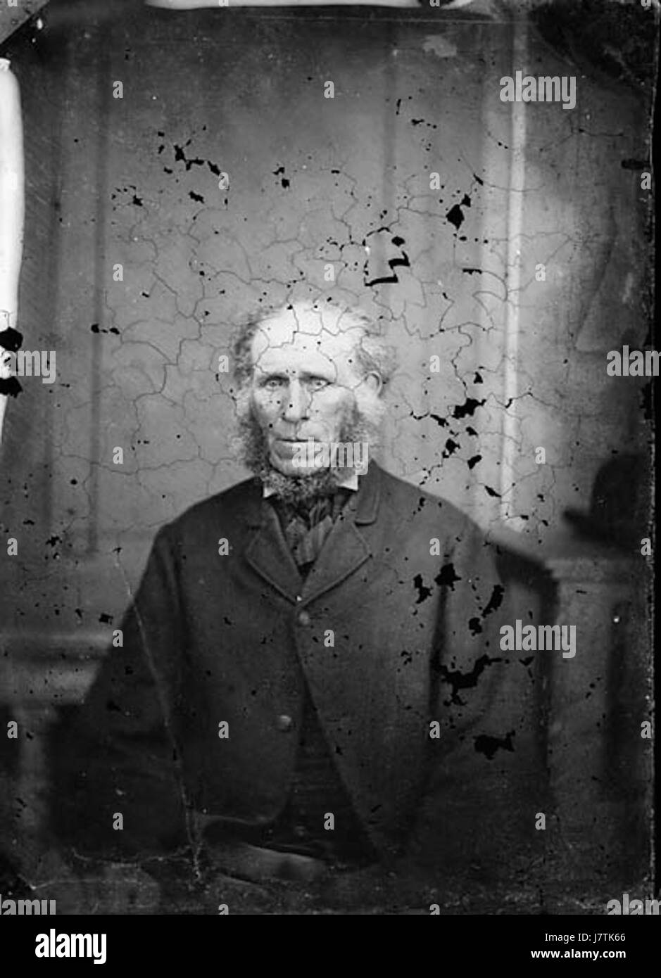 Questa immagine raffigura un uomo anziano, catturato in un momento naturale e senza tempo. La fotografia è probabilmente parte di una collezione presso la National Library of Wales, che offre una panoramica sui ritratti storici dell'invecchiamento e della saggezza. Foto Stock