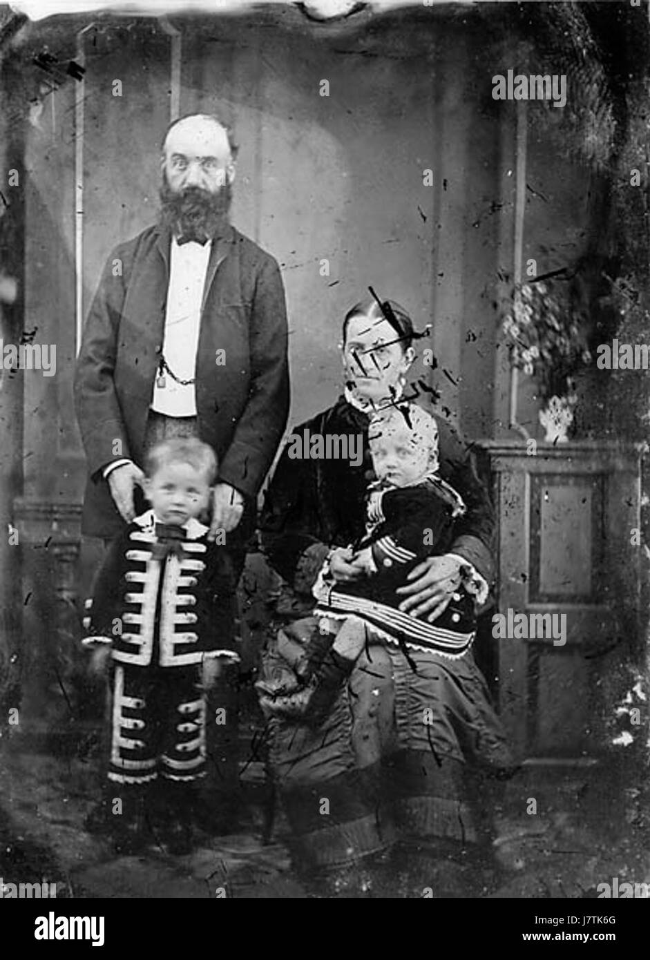 Questa immagine mostra un gruppo familiare composto da un uomo, una donna e due bambini. La scena offre uno sguardo sulla dinamica della famiglia, offrendo informazioni sulla vita e le relazioni familiari. Foto Stock