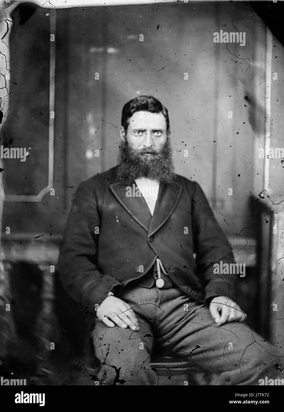 Questo titolo si riferisce a un'immagine o a una registrazione di un uomo seduto, possibilmente proveniente da un archivio storico o da una collezione fotografica, identificata da NLW3364946. Per una descrizione più approfondita, sono necessari ulteriori dettagli o ulteriori dettagli. Foto Stock