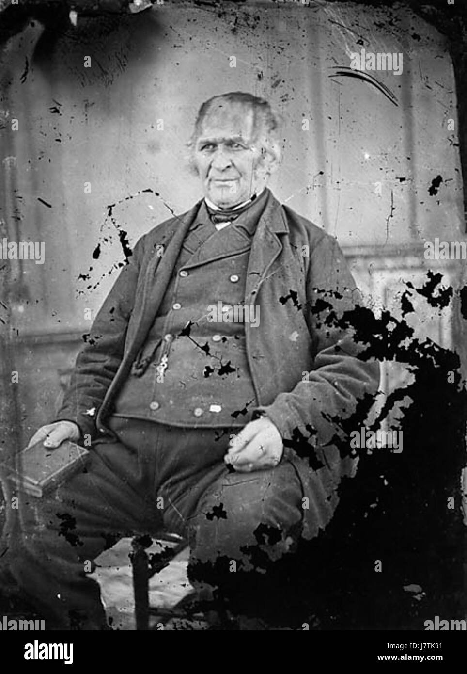 Un vecchio uomo seduto NLW3364943 Foto Stock