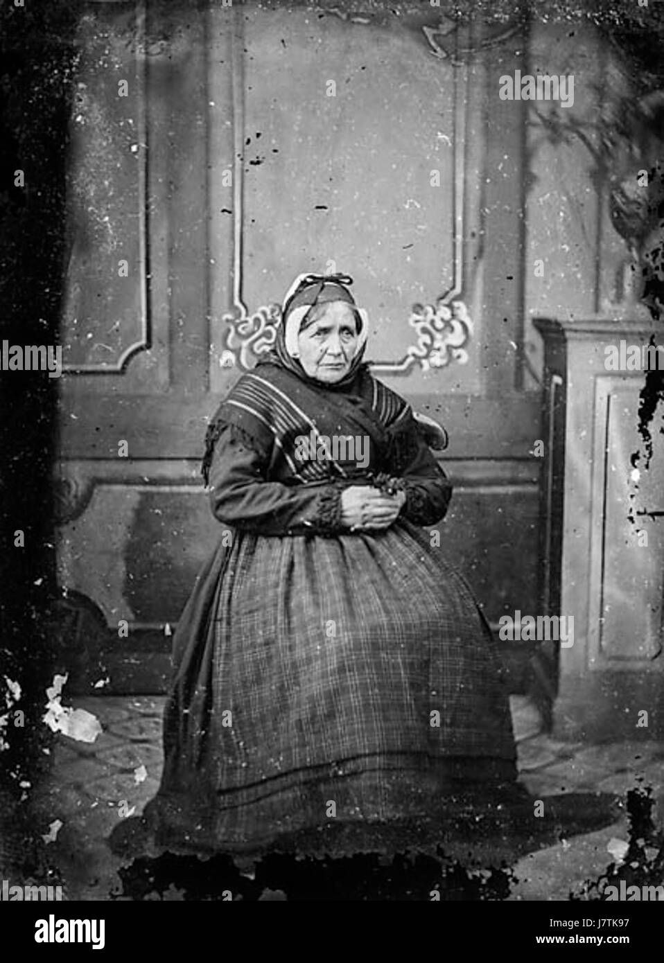 Una vecchia donna seduta NLW3364959 Foto Stock