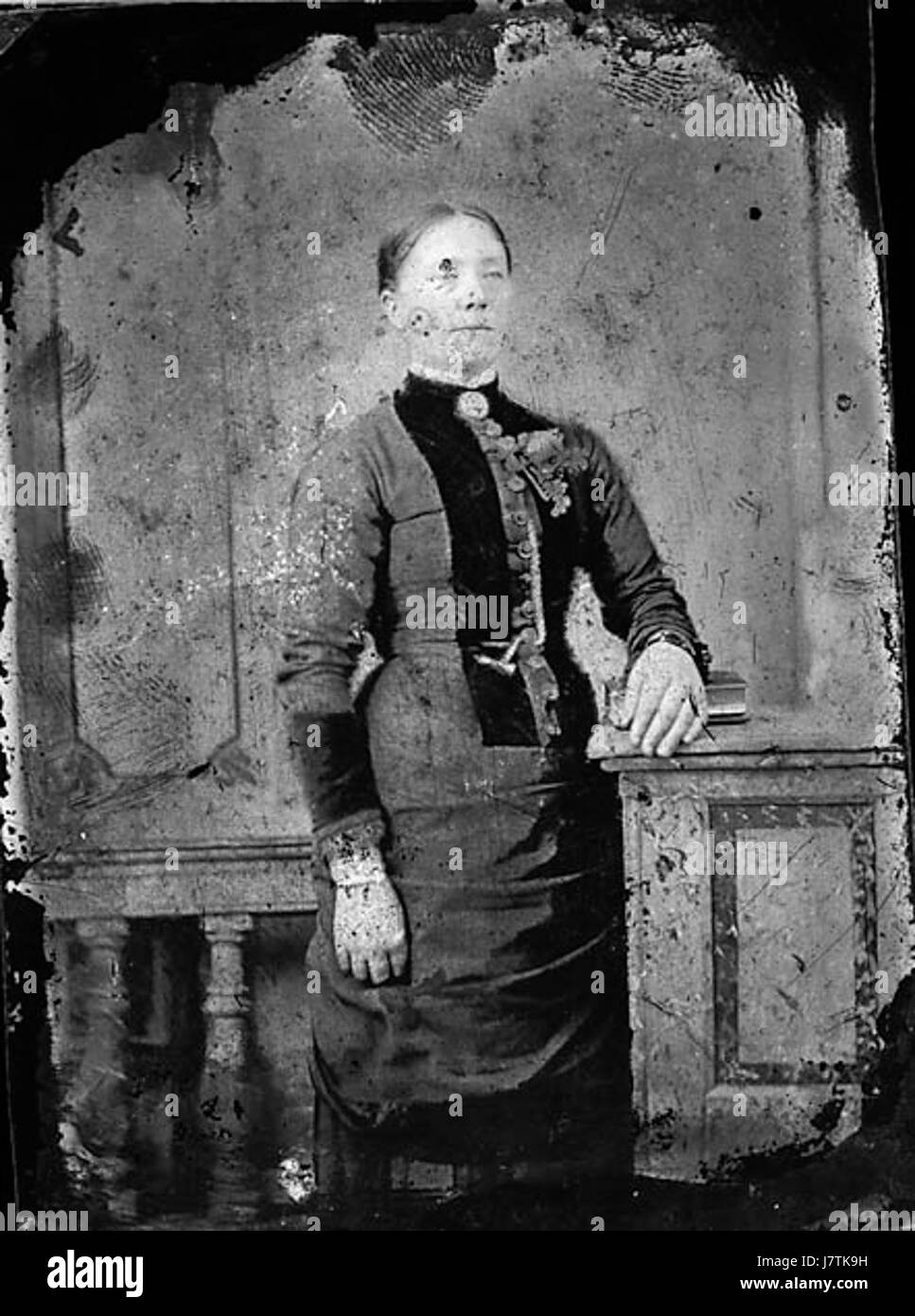 Una fotografia di una donna in piedi, identificata dal numero di riferimento NLW3364986. Questa immagine offre un ritratto chiaro o uno scatto integrale della donna in un contesto specifico, catturato per la documentazione storica o fotografica. Foto Stock