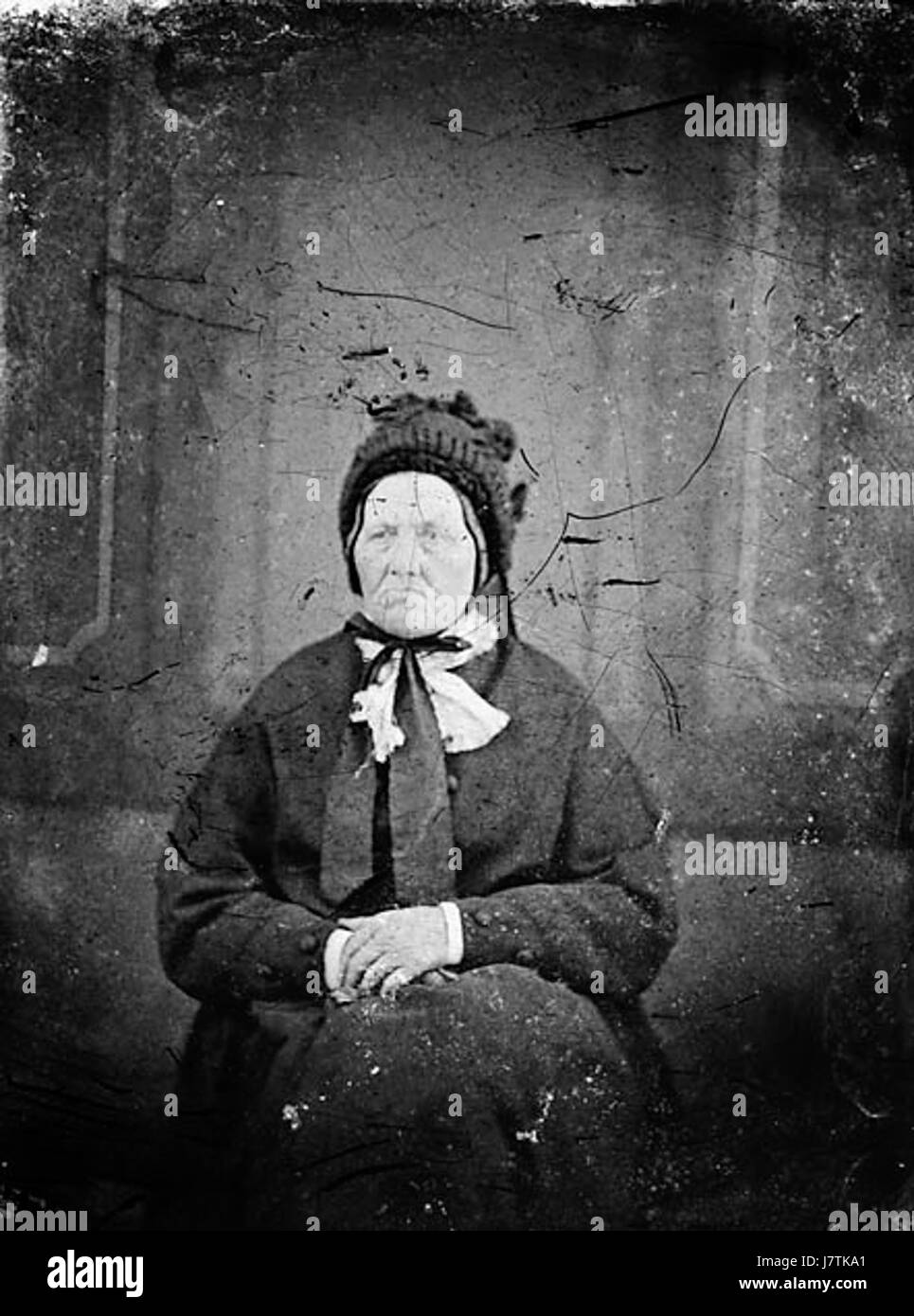 La fotografia raffigura una donna anziana che indossa un abbigliamento tradizionale noto come "hant", spesso associato a specifici gruppi culturali e alle loro pratiche culturali. Questo tipo di indumento riflette l'identità culturale e le usanze di chi lo indossa. Foto Stock