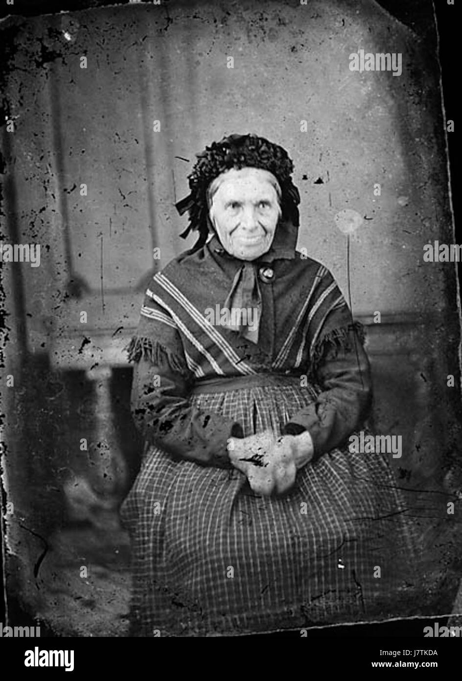 Una vecchia donna seduta NLW3364911 Foto Stock