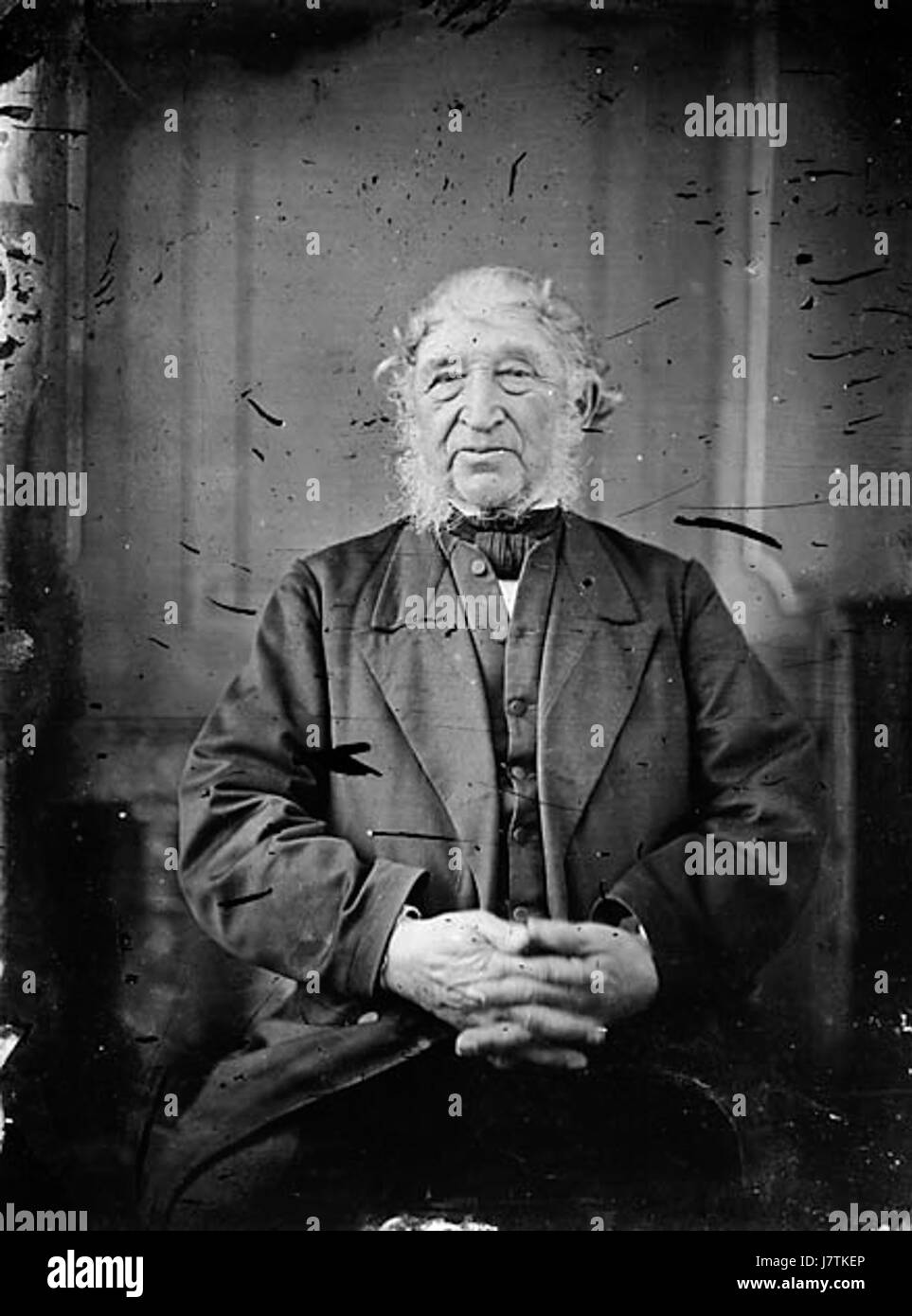 Un vecchio uomo seduto NLW3364853 Foto Stock