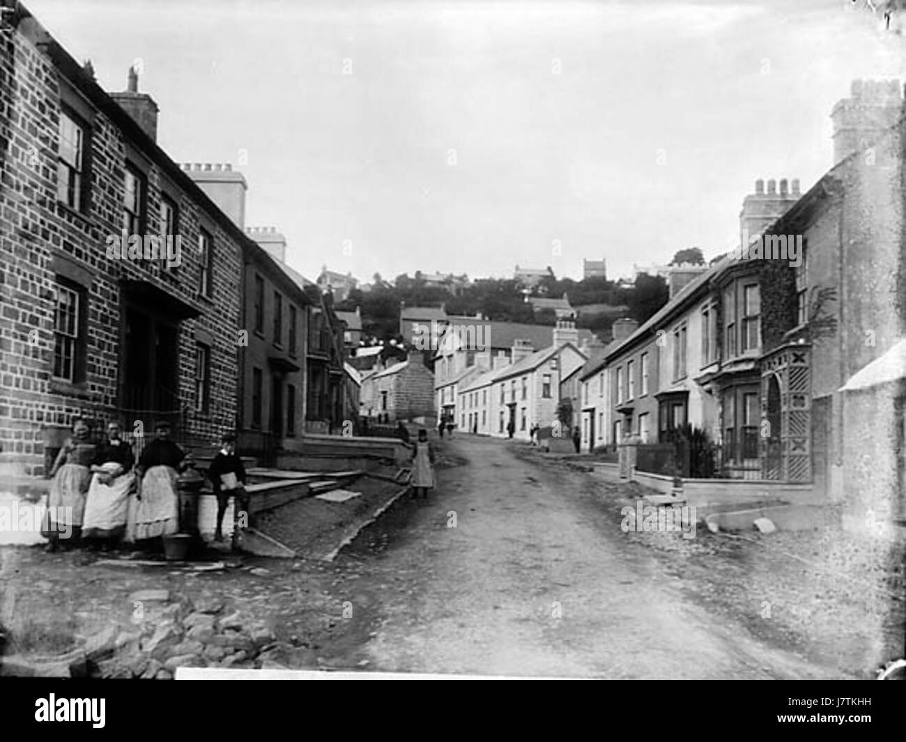 Questa immagine fornisce una vista di St Dogmaels, un villaggio nel Pembrokeshire, Galles, concentrandosi sulla strada principale. La scena mostra la tipica architettura rurale e storica della zona. Foto Stock