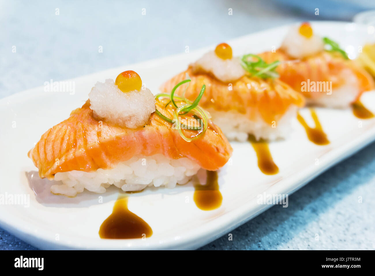 Salmone alla griglia con sushi selettiva del punto di messa a fuoco Foto Stock