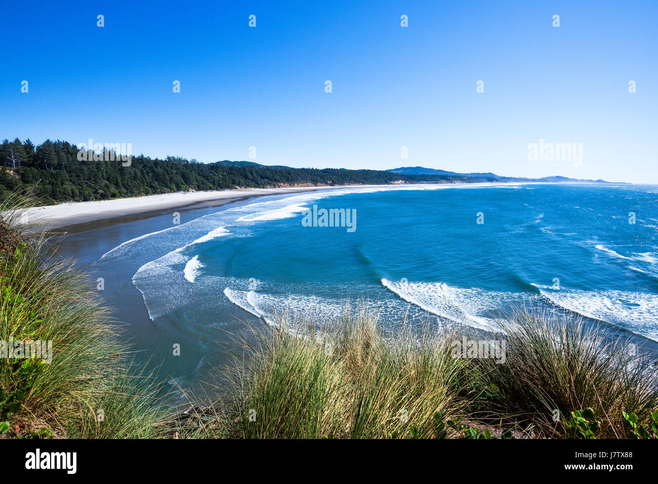 Una splendida vista dell'Oceano Pacifico sotto un vivid blue sky. Whitecaps crea un bel contrasto con il blues profondo dell'acqua e cielo. Foto Stock