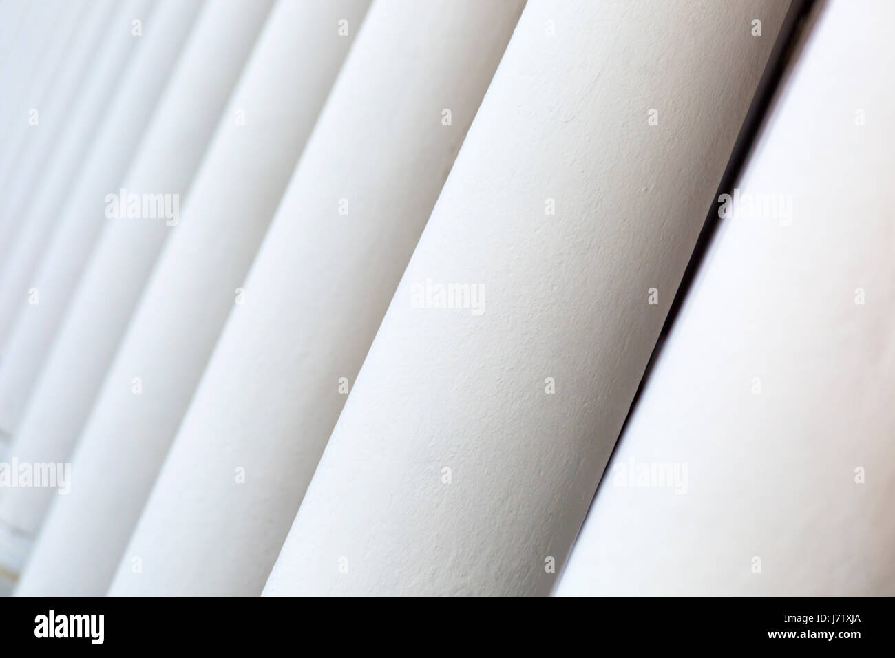 Abstract di inclinato colonne bianche colonne retrocedendo in background - concetto sporgendoti, fuori di equilibrio Foto Stock