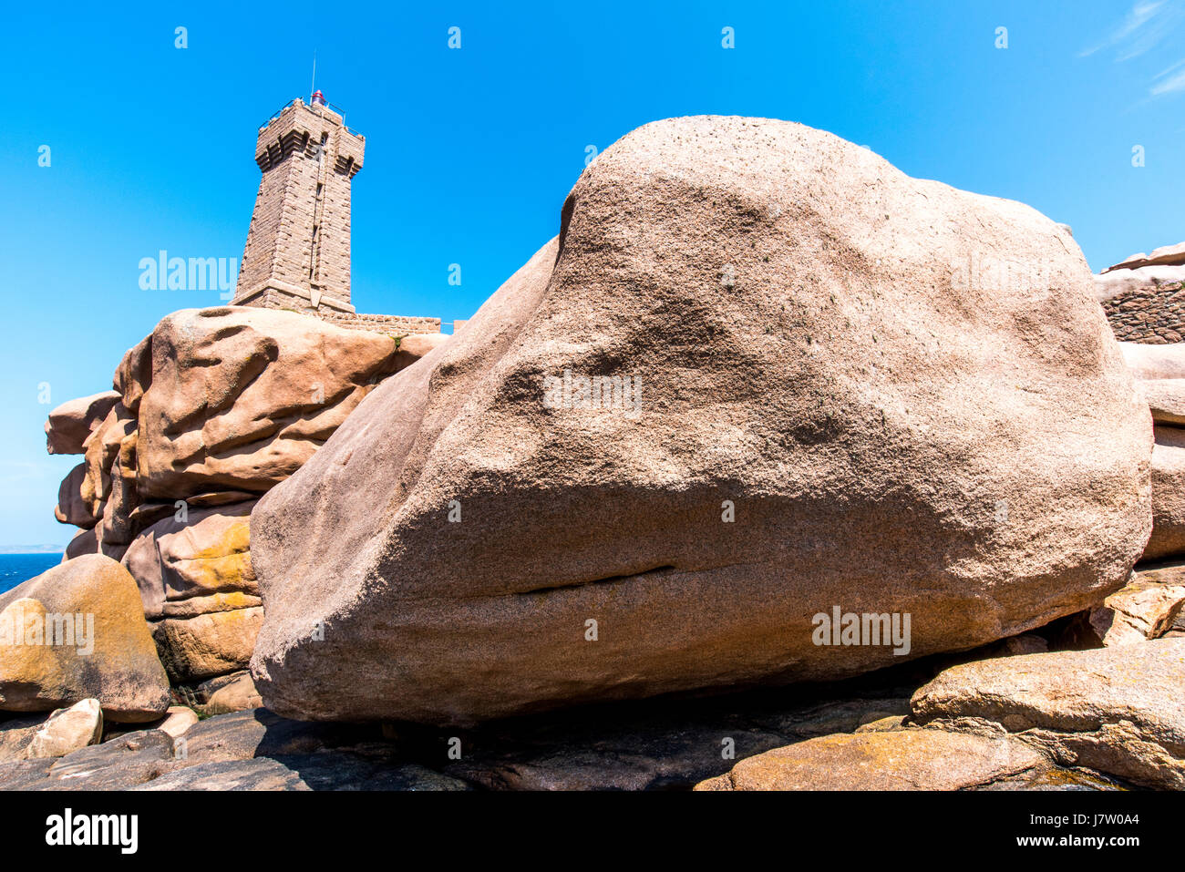 Côte de Granit Rose, costa di granito rosa Sentier des douaniers, deformato ed acqua-rocce scolpite Ploumanach lighthouse Brittany paesaggio litorale se Foto Stock