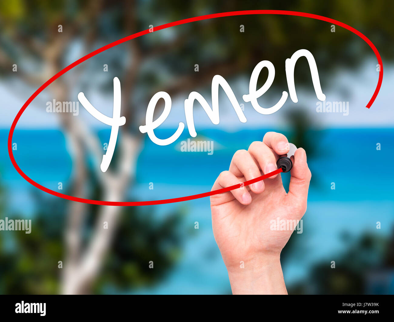 Man mano che scrive lo Yemen con pennarello nero su schermo visivo. Isolato su sfondo. Business, tecnologia internet concetto. Stock Photo Foto Stock