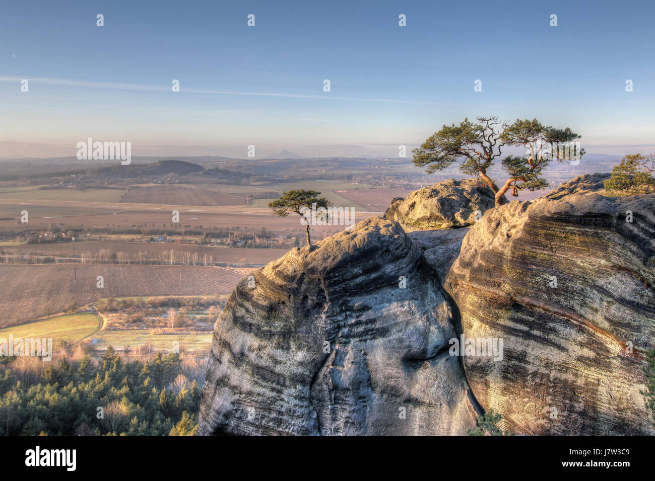 Parte superiore della roccia nella luce del sole al tramonto, il Paradiso Boemo, Repubblica Ceca Foto Stock