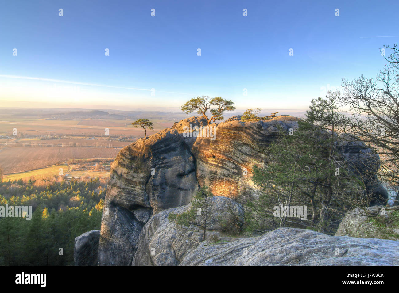 Parte superiore della roccia nella luce del sole al tramonto, il Paradiso Boemo, Repubblica Ceca Foto Stock