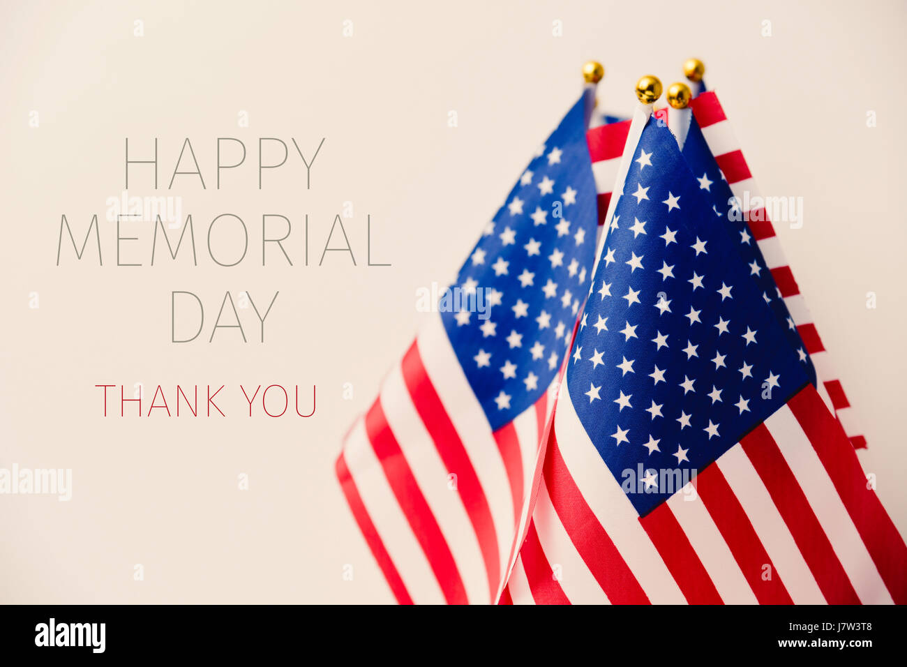 Il testo happy memorial day, grazie e alcune bandiere degli Stati Uniti contro un sfondo beige Foto Stock