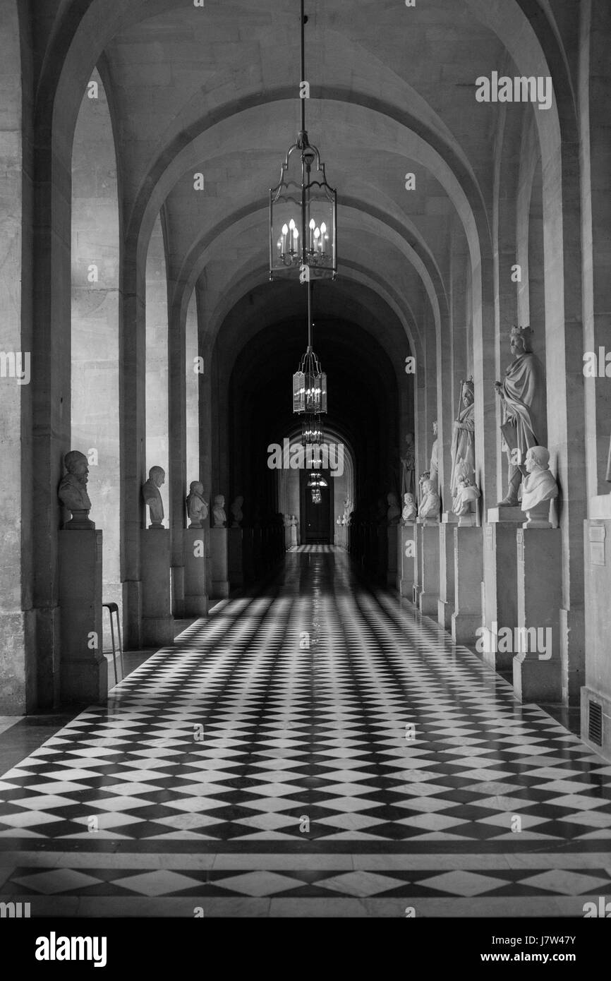 In bianco e nero con corridoi interni al Palazzo di Versailles, Francia Foto Stock