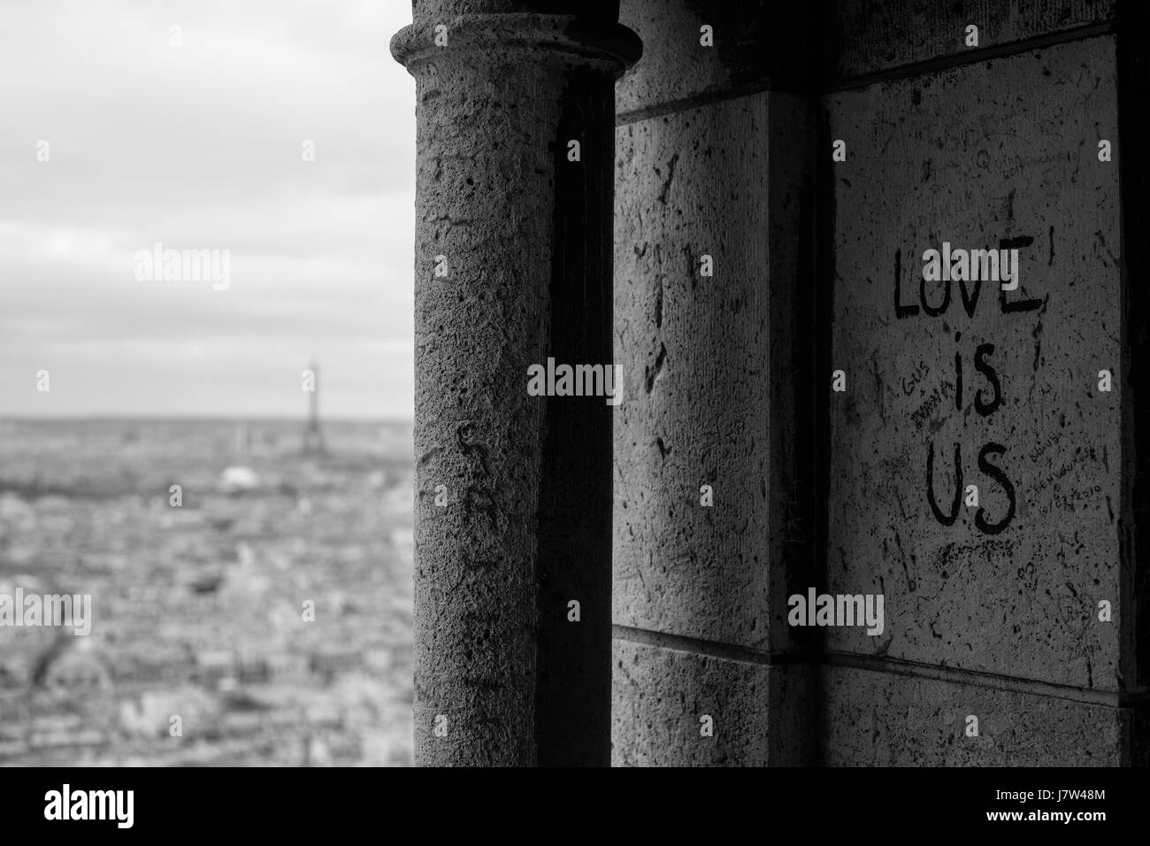 "L'amore è noi' iscritto dalla sommità del Basilique du Sacre Coeur, Parigi Francia Foto Stock