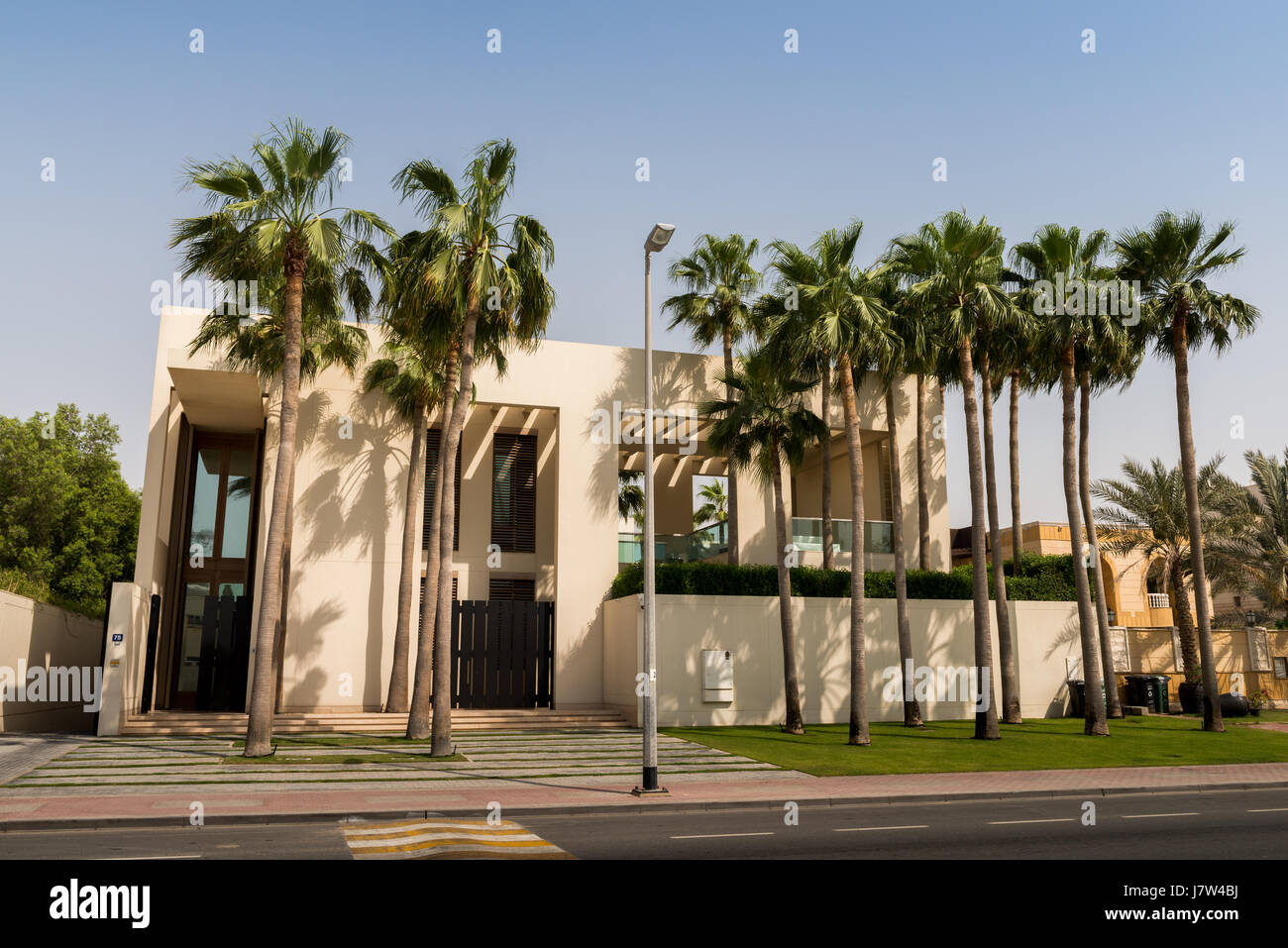 Un grand villa lungo una delle fronde sull'Isola di Palm Jumeirah a Dubai Foto Stock