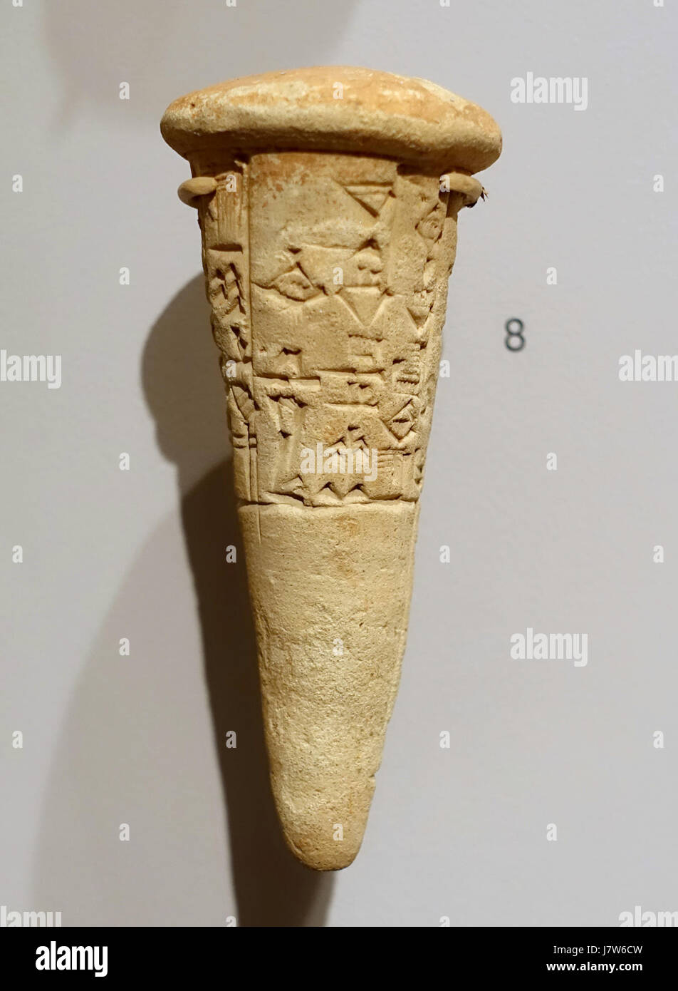 Il cono cuneiforme di dedica di Gudea, risalente al 2200-2100 a.C. circa, è un manufatto significativo proveniente dall'antica città di Lagash. Questo manufatto, ospitato all'Harvard Semitic Museum, reca iscrizioni in cuneiforme sumeriche e rappresenta il significato religioso e politico del regno di re Gudea. Foto Stock