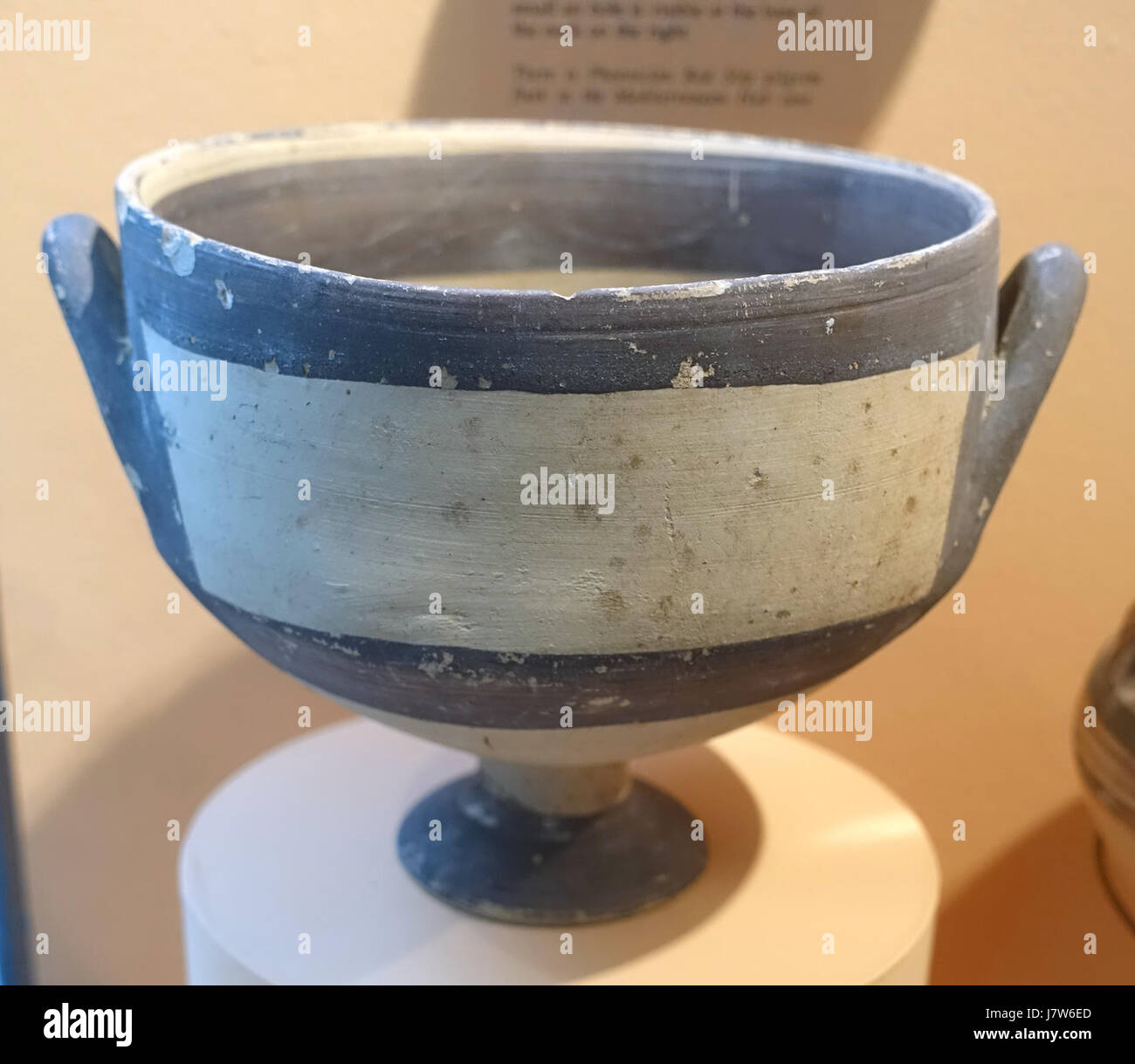 Questo manufatto, una ciotola su un piede basso della collezione Proto White Painted Ware, è datato al periodo Proto Geometric to late Cypriot III, ospitato nella Collezione Cesnola presso il Museo semitico di Harvard. Foto Stock