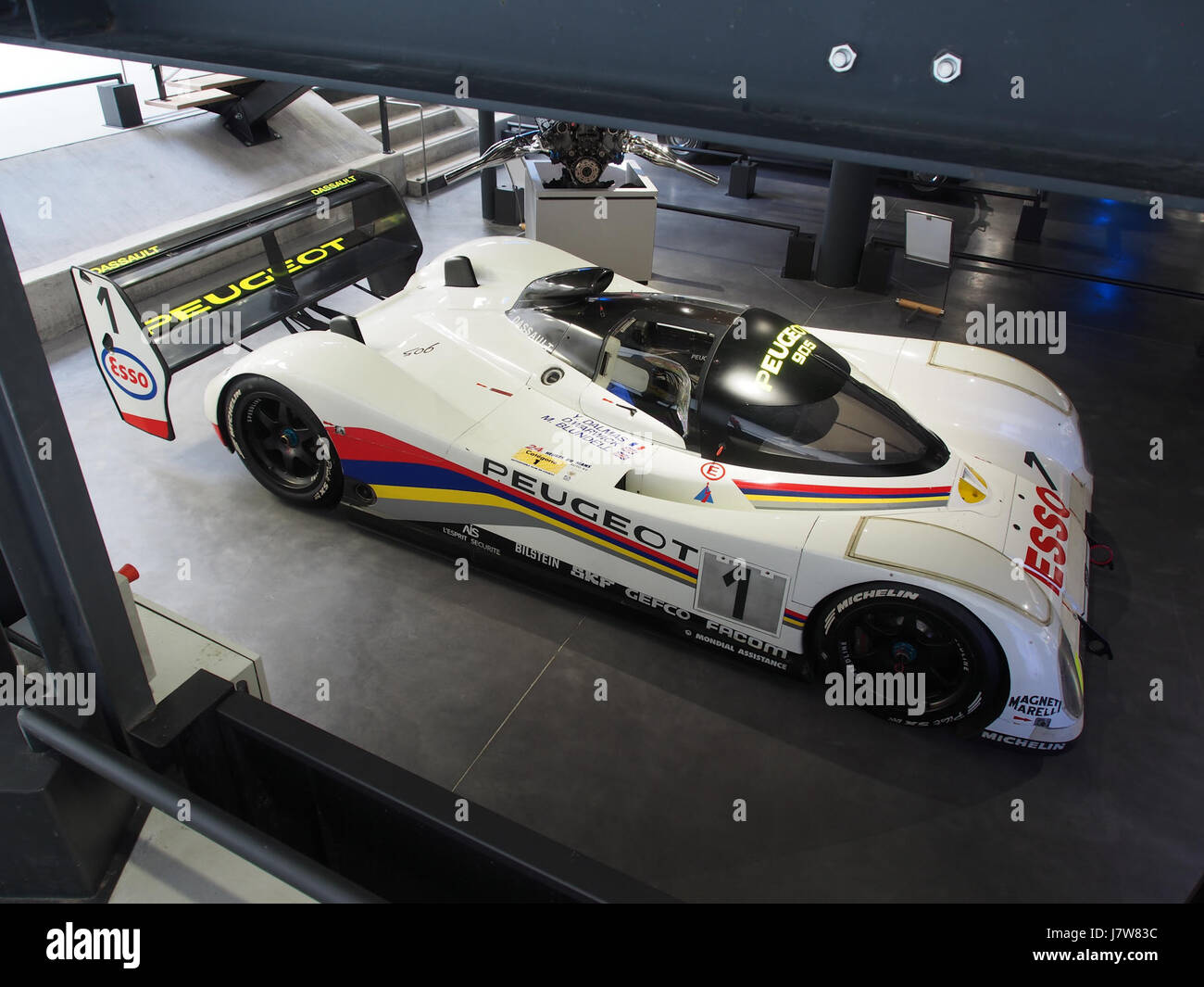 La Peugeot 905 Evolution 1,7 del 1992, vincitrice a le Mans, fu guidata da Derek Warwick, Yannick Dalmas e Mark Blundell. Questa vettura rappresenta un risultato significativo nel Motorsport, mostrando l'eccellenza ingegneristica e il lavoro di squadra nelle gare di resistenza. Foto Stock