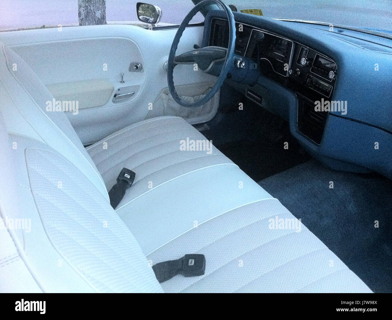 Una coupé AMC Pacer DL del 1976, caratterizzata da uno schema di colore blu e bianco distintivo, come si vede nella Convenzione nazionale amo del 2014. Foto Stock