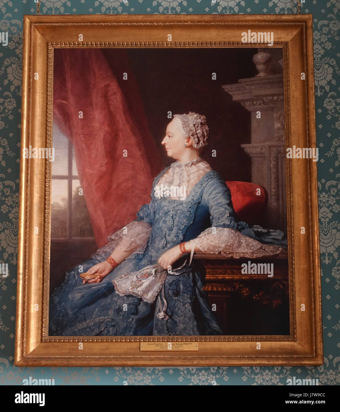 Questo ritratto, dipinto da Allan Ramsay nel 1760, raffigura Anna Chamber, Contessa Temple. La fotografia cattura le opere d'arte originali ospitate a Stowe House, Buckinghamshire, Inghilterra, riflettendo lo stile e l'eleganza della ritrattistica del XVIII secolo. Foto Stock