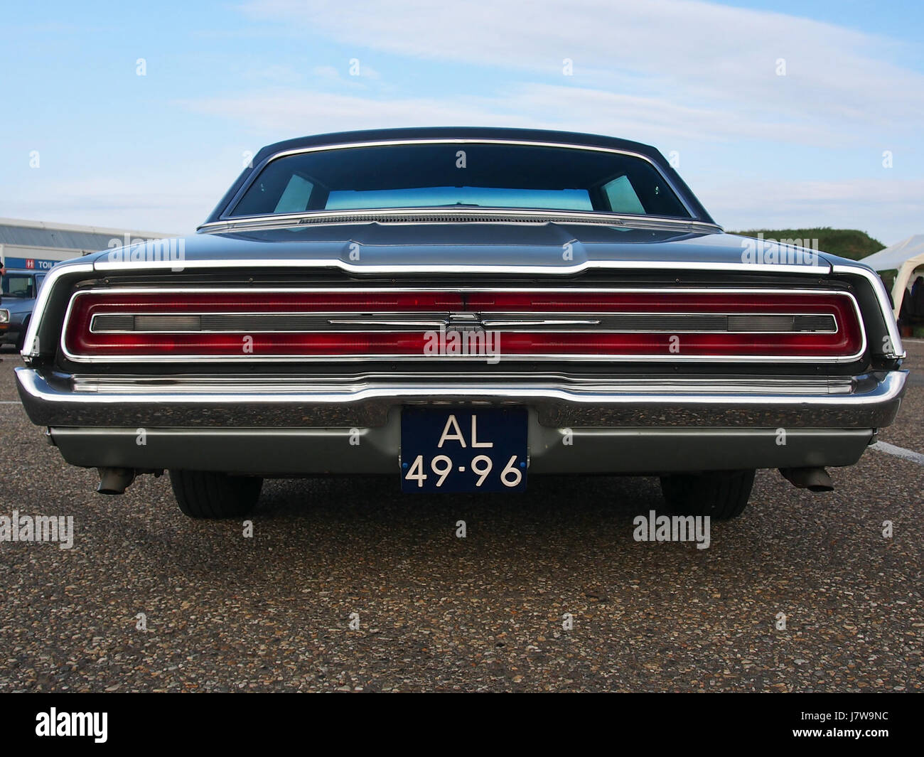 Questa immagine probabilmente raffigura una Ford Thunderbird del 1968, un modello di auto classica americana. Il Thunderbird di quest'anno è noto per il suo design elegante e le prestazioni, caratteristiche delle automobili americane della metà del XX secolo. Era un simbolo del lusso e dell'innovazione automobilistica. Foto Stock