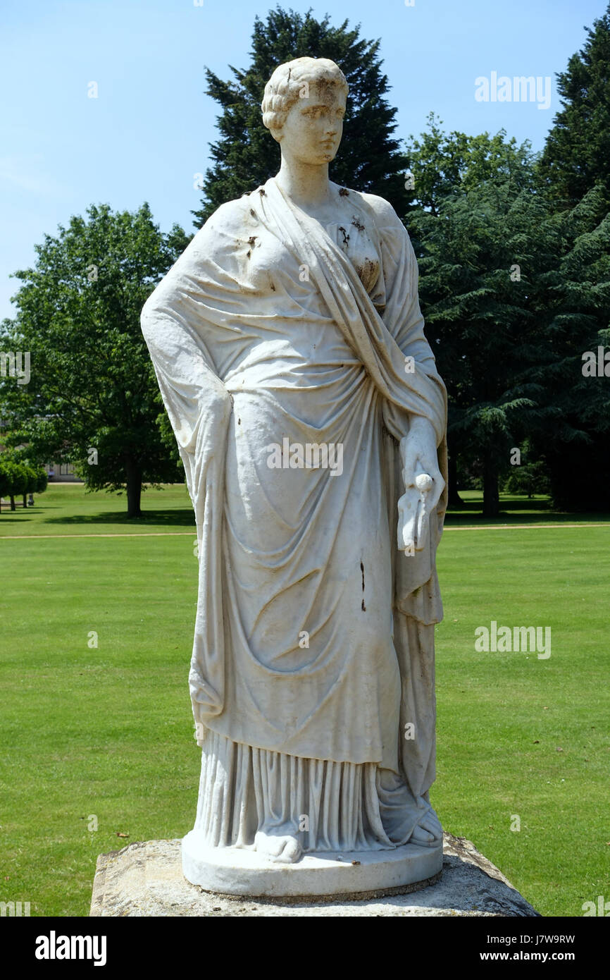 Questa scultura di Cerere, la dea romana dell'agricoltura, è una copia di un originale italiano del XVIII secolo. È realizzato in marmo e si trova a Wrest Park, Bedfordshire, Inghilterra. Foto Stock