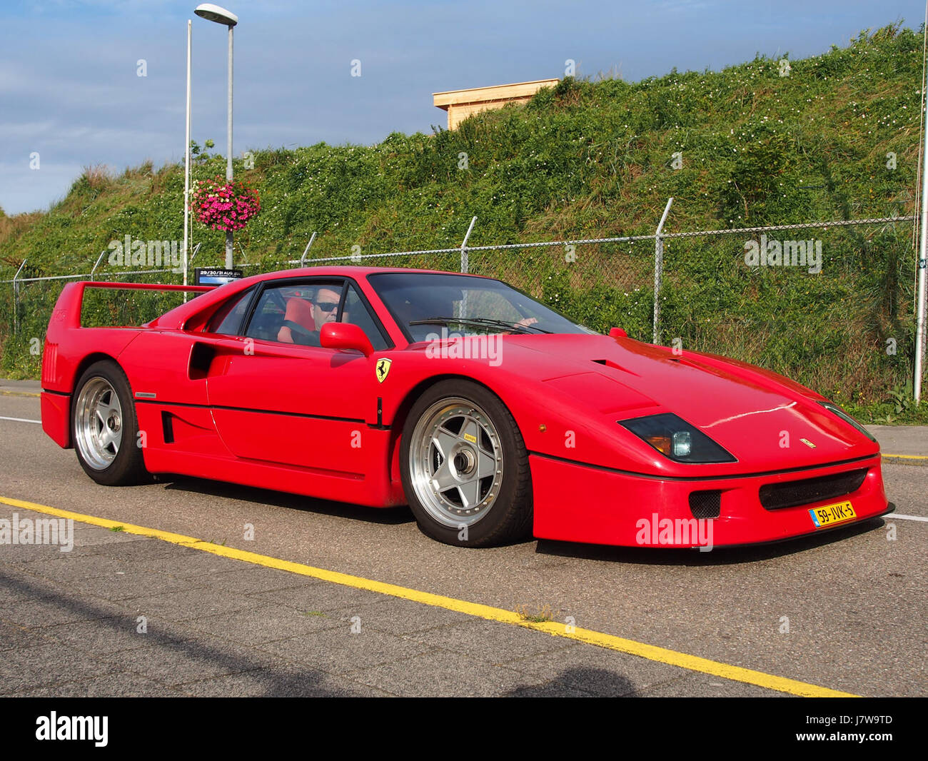 Questo titolo si riferisce a una Ferrari F40 del 1989, una rinomata supercar, con il numero di targa 59 JVK 5. È probabilmente un riferimento a un'immagine della vettura, evidenziandone il design e le caratteristiche iconiche. Foto Stock