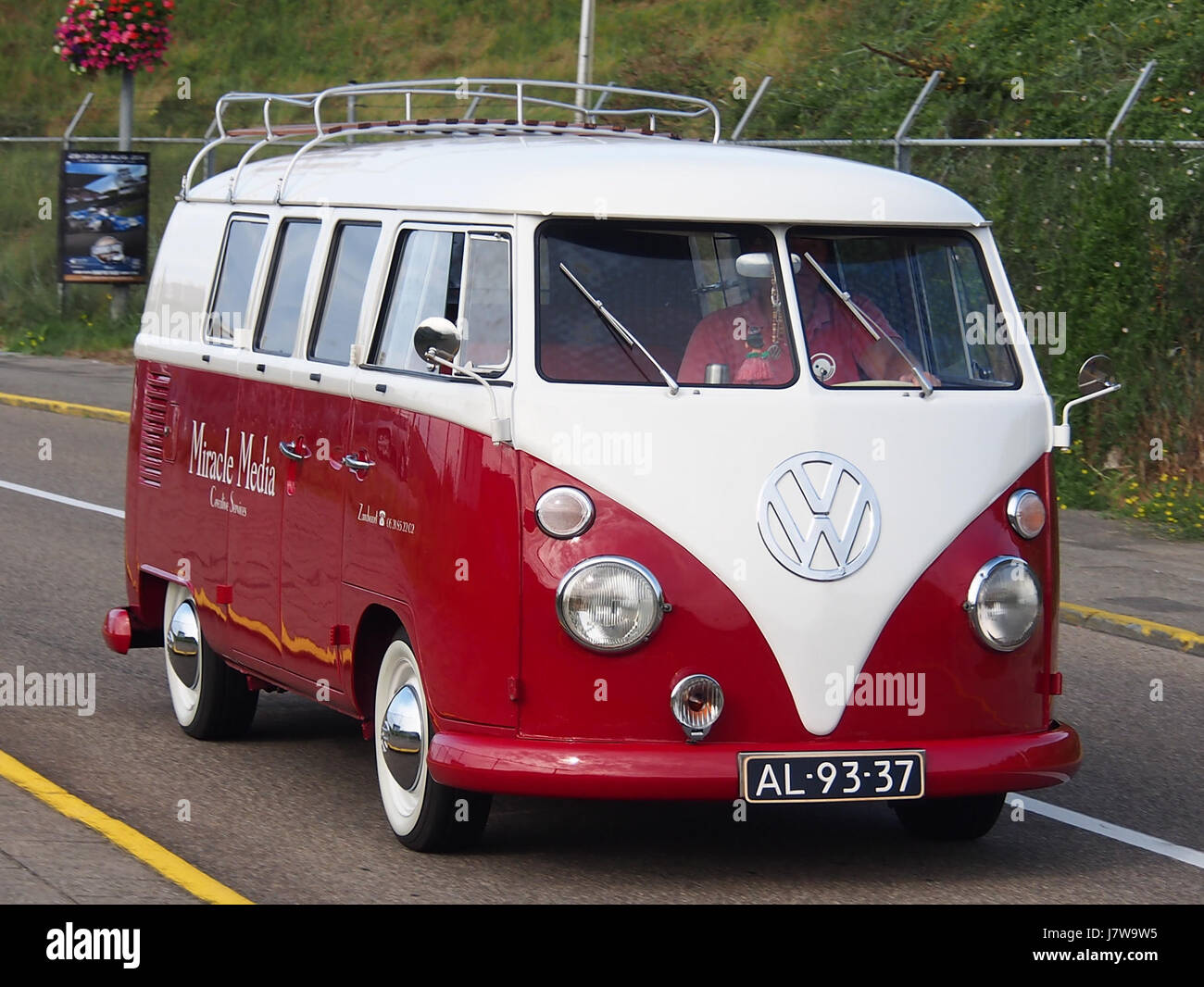 L'autobus Volkswagen Type 23 del 1965 è un veicolo classico noto per il suo design distintivo e la sua utilità. Parte della serie Volkswagen Transporter, è caratterizzata da interni spaziosi e dalla forma iconica. Il modello 1965 rimane un veicolo d'epoca popolare tra i collezionisti e gli appassionati di auto d'epoca. Foto Stock