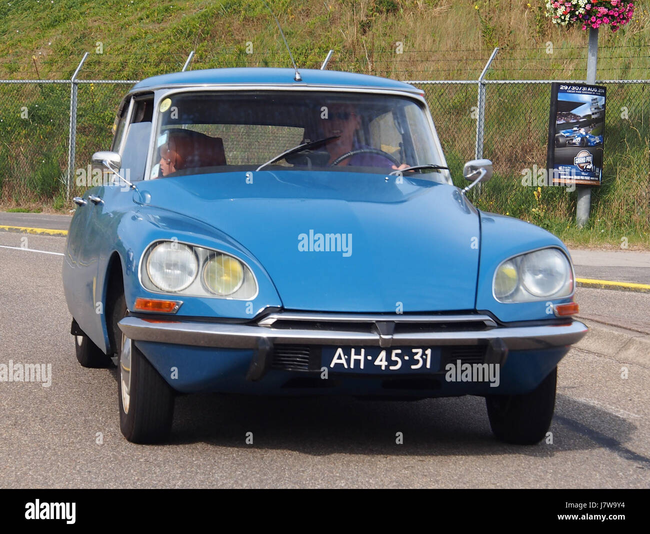 La CitroÃ«n ID20 blu 1969 è una classica auto francese nota per il suo design innovativo e le caratteristiche avanzate per i suoi tempi, tra cui un sistema di sospensioni idropneumatiche. Questa vettura specifica, con licenza AH 45 31, fa parte della storia automobilistica. Foto Stock