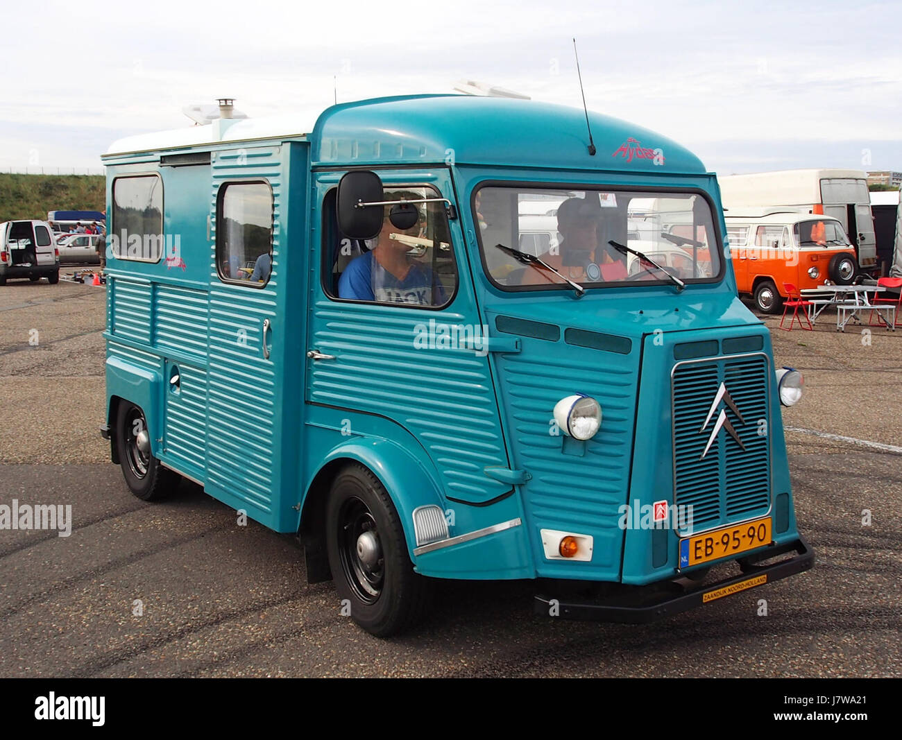 Il 1973 CitroÃ«n H78 HY78 è un veicolo commerciale francese vintage, rinomato per il suo design distintivo e la sua versatilità. Fu ampiamente utilizzato per vari scopi, tra cui il trasporto e la consegna, durante la metà del XX secolo. Foto Stock