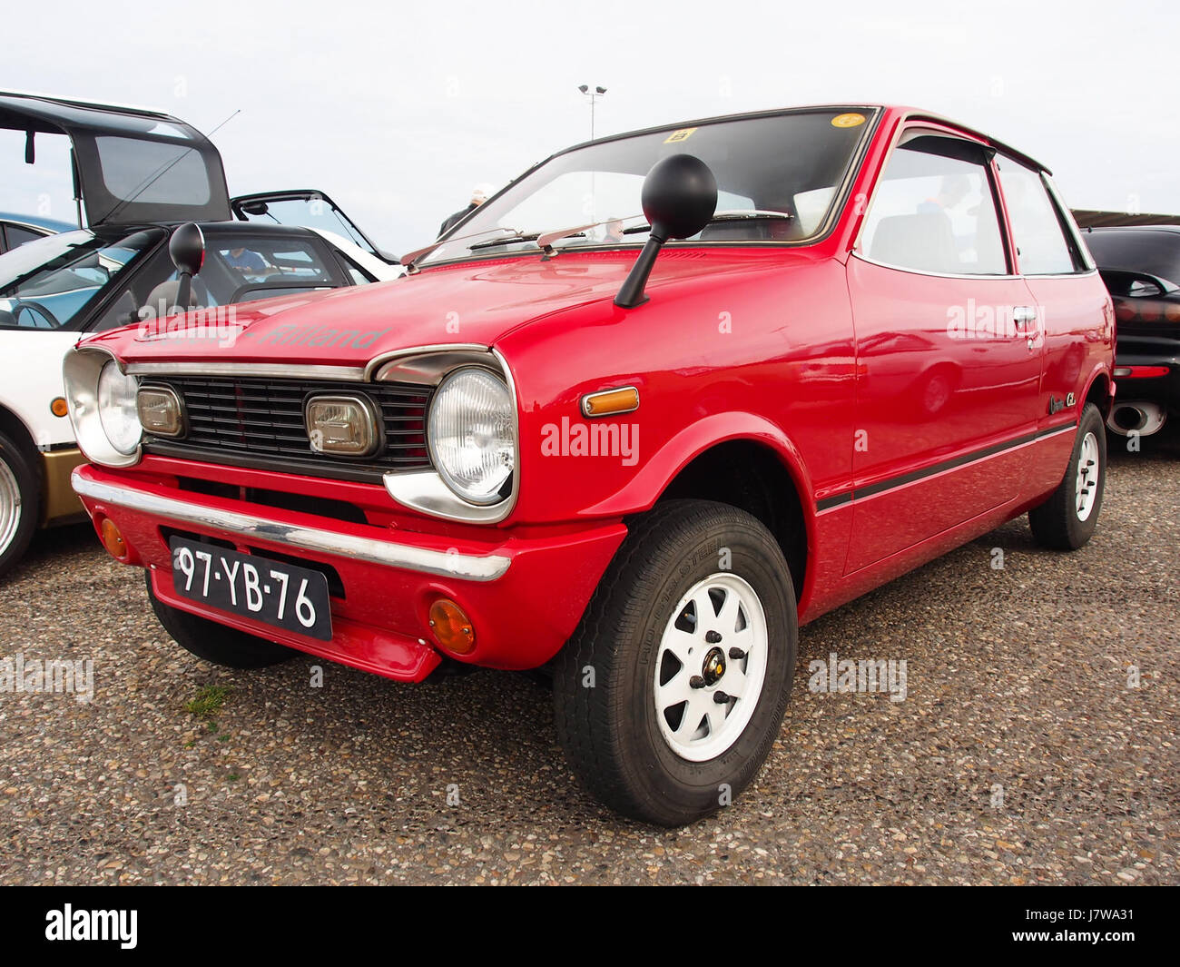 La Mazda Chantez GL del 1972 è un'auto compatta dei primi anni '1970, riconosciuta per il suo design unico e le dimensioni ridotte. Faceva parte del tentativo di Mazda di offrire un trasporto urbano economico durante gli anni '1970 Questo modello specifico è dotato di una targa distintiva "97 YB 76". Foto Stock