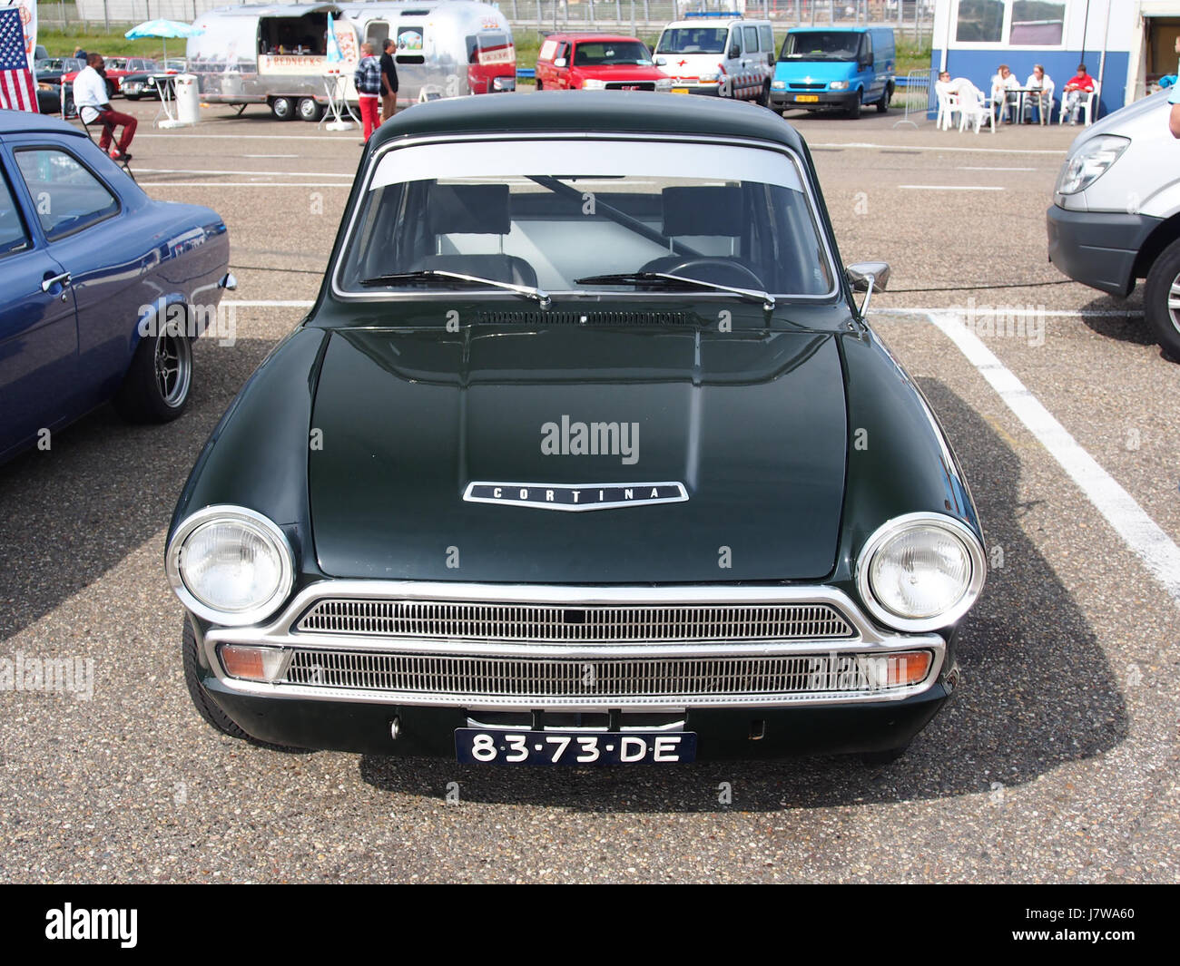 La Ford Cortina 1200 del 1967 è una classica vettura compatta britannica, nota per la sua semplicità e durata. Questo particolare modello è dotato di un motore da 1200 cc che offre prestazioni efficienti per il suo tempo. La Cortina era popolare nel Regno Unito e in altri paesi, diventando un punto fermo del design automobilistico della metà del XX secolo, con una particolare attenzione alla praticità e alla convenienza. Foto Stock